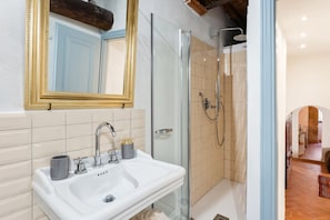 Douche, sèche-cheveux, bidet, serviettes fournies