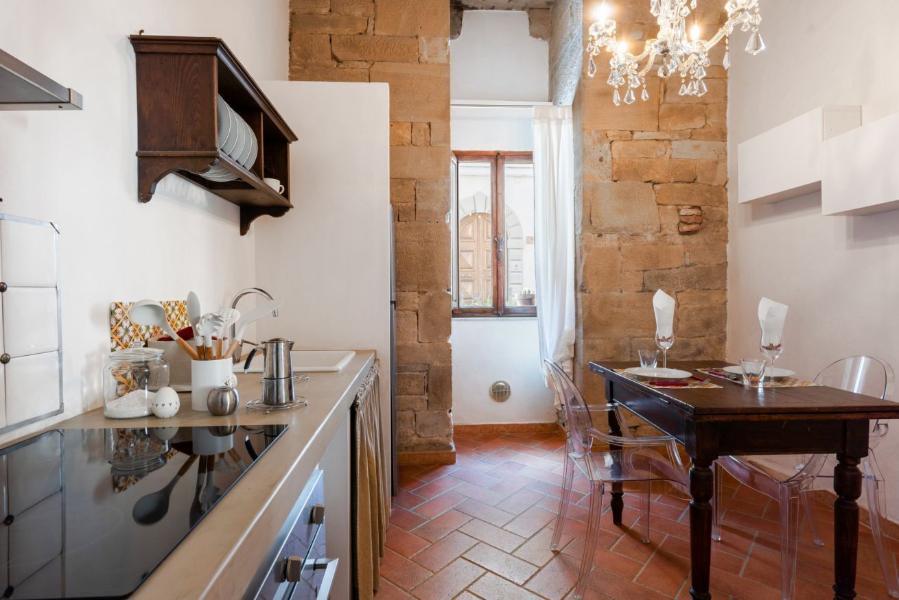 Frigorifero, forno, piano cottura, pentole/stoviglie/utensili