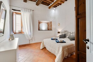 1 bedroom, iron/ironing board, Internet - Characteristic apartment of about 70 square meters, located on the raised ground floor (3 steps to access to it) and perfect for two people. The accommodation, inside the Torre dei Serretti, is located in the heart of Vicopisano, one of the best preser (Vicopisano)