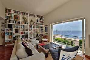 Fernseher, Kamin, DVD-Player, Bücher