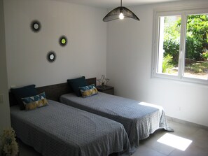 2 chambres, fer et planche à repasser