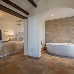 6 bedrooms, iron/ironing board, travel cot, free WiFi - Luxury Villa that can sleep up to 14 persons (Puerto del Carmen)