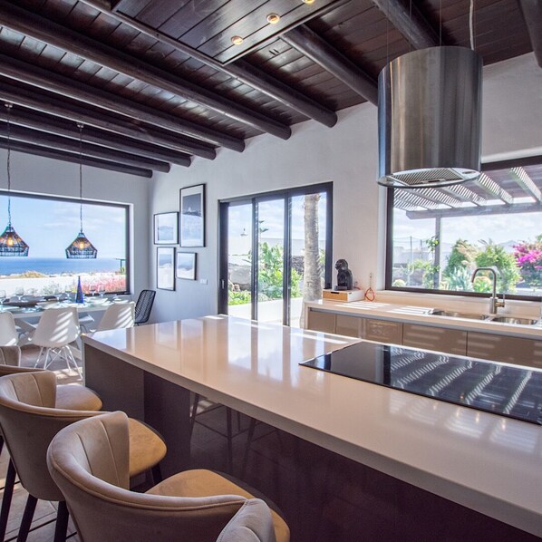 Fridge, microwave, oven, stovetop - Luxury Villa that can sleep up to 14 persons (Puerto del Carmen)