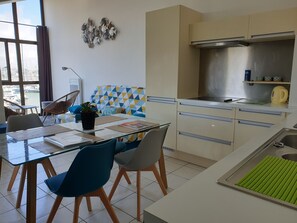 Kühlschrank, Mikrowelle, Herdplatte, Geschirrspüler