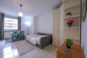 Een strijkplank/strijkijzer, gratis wifi, beddengoed