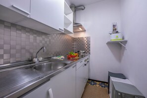 Monolocale familiare (Residence Palace) | Cucina privata | Frigorifero, forno, piano cottura, macchina per caffè espresso
