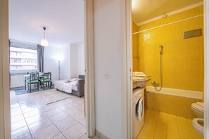 Bañera con ducha, secador de pelo, bidet, toallas