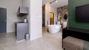 Un baño moderno con una bañera independiente, un tocador con espejo y una zona de ducha.