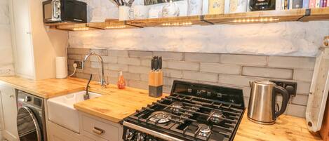 Cottage | Private kitchen | Fridge, dishwasher, electric kettle, toaster