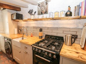 Casa de campo | Cocina privada | Refrigerador, lavavajillas, tetera eléctrica y tostadora