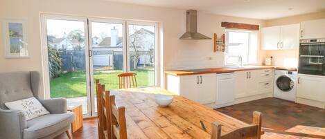 Cottage | Private kitchen | Fridge, dishwasher, electric kettle, toaster