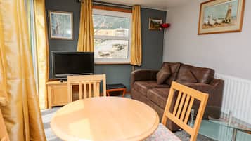 Cottage | Living room | Fireplace