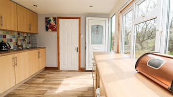 Cottage | Bếp riêng | Tủ lạnh, ấm điện, lò nướng bánh mì, dụng cụ nấu nướng/bát dĩa/dao nĩa