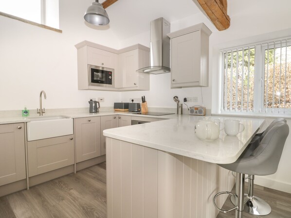 Cottage | Private kitchen | Fridge, dishwasher, electric kettle, toaster - Laurel Farm (Malton)