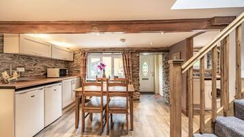 Cottage | Bếp riêng | Máy rửa bát, dụng cụ nấu nướng/bát dĩa/dao nĩa