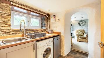 Cottage | Private kitchen | Dishwasher, cookware/dishes/utensils