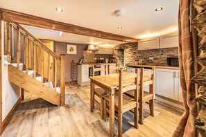 Cottage | Private kitchen | Dishwasher, cookware/dishes/utensils - Pendre Cottage (Llanfyrnach)