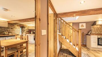 Cottage | Private kitchen | Dishwasher, cookware/dishes/utensils