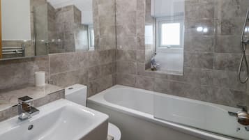 Cottage | Badkamer | Een douche