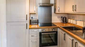Casa de campo | Cocina privada | Refrigerador, tetera eléctrica, tostadora y utensilios de cocina