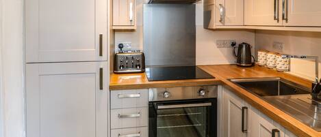 Cottage | Private kitchen | Fridge, electric kettle, toaster, cookware/dishes/utensils