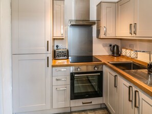 Cottage | Private kitchen | Fridge, electric kettle, toaster, cookware/dishes/utensils - Ferndale (Pwllheli)