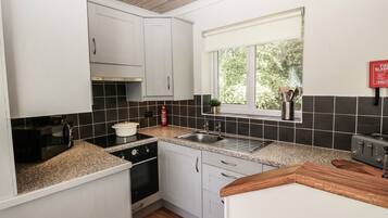Cottage | Private kitchen | Fridge, microwave, electric kettle, toaster