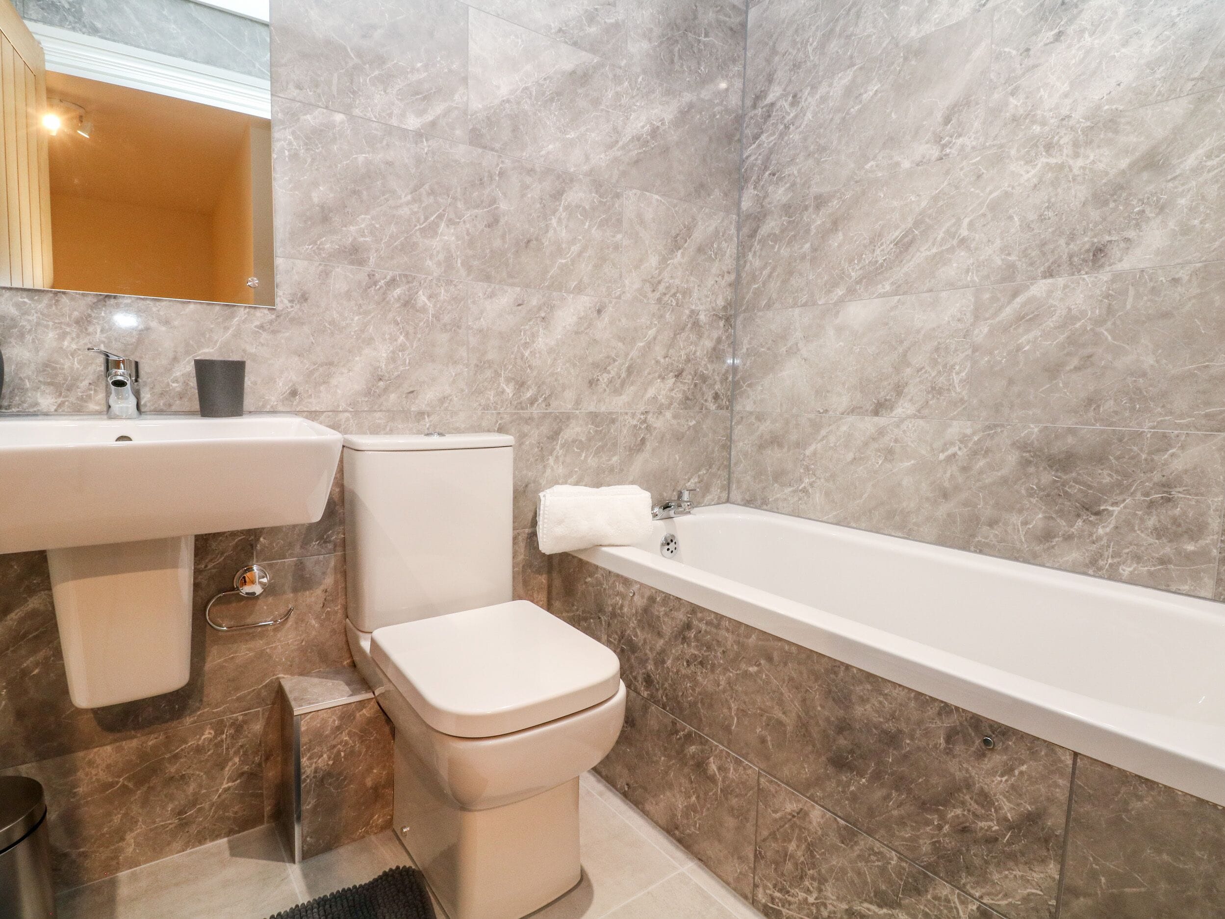 Ein Badezimmer mit Waschbecken, Toilette und Badewanne.