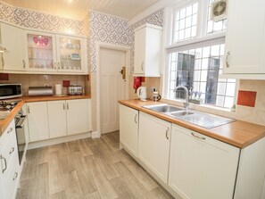 Cottage | Private kitchen | Fridge, dishwasher, electric kettle, toaster - Beausite (Colwyn Bay)