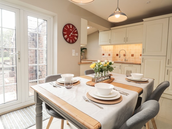 Cottage | Private kitchen | Dishwasher, cookware/dishes/utensils