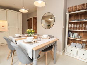 Cottage | Private kitchen | Fridge, dishwasher, electric kettle, toaster