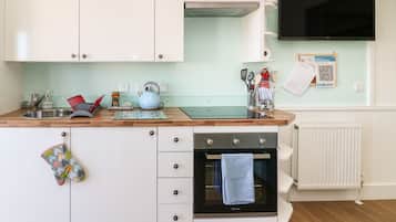Cottage | Private kitchen | Fridge, electric kettle, toaster, cookware/dishes/utensils