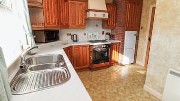Cottage | Private kitchen | Fridge, electric kettle, toaster, cookware/dishes/utensils