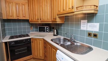Cottage | Private kitchen | Fridge, cookware/dishes/utensils