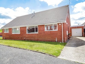 Cottage | Front of property - 22 Gwel Yr Wyddfa (Menai Bridge)