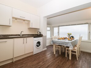 Cottage | Private kitchen | Fridge, dishwasher, electric kettle, cookware/dishes/utensils - Grandview (Weymouth)