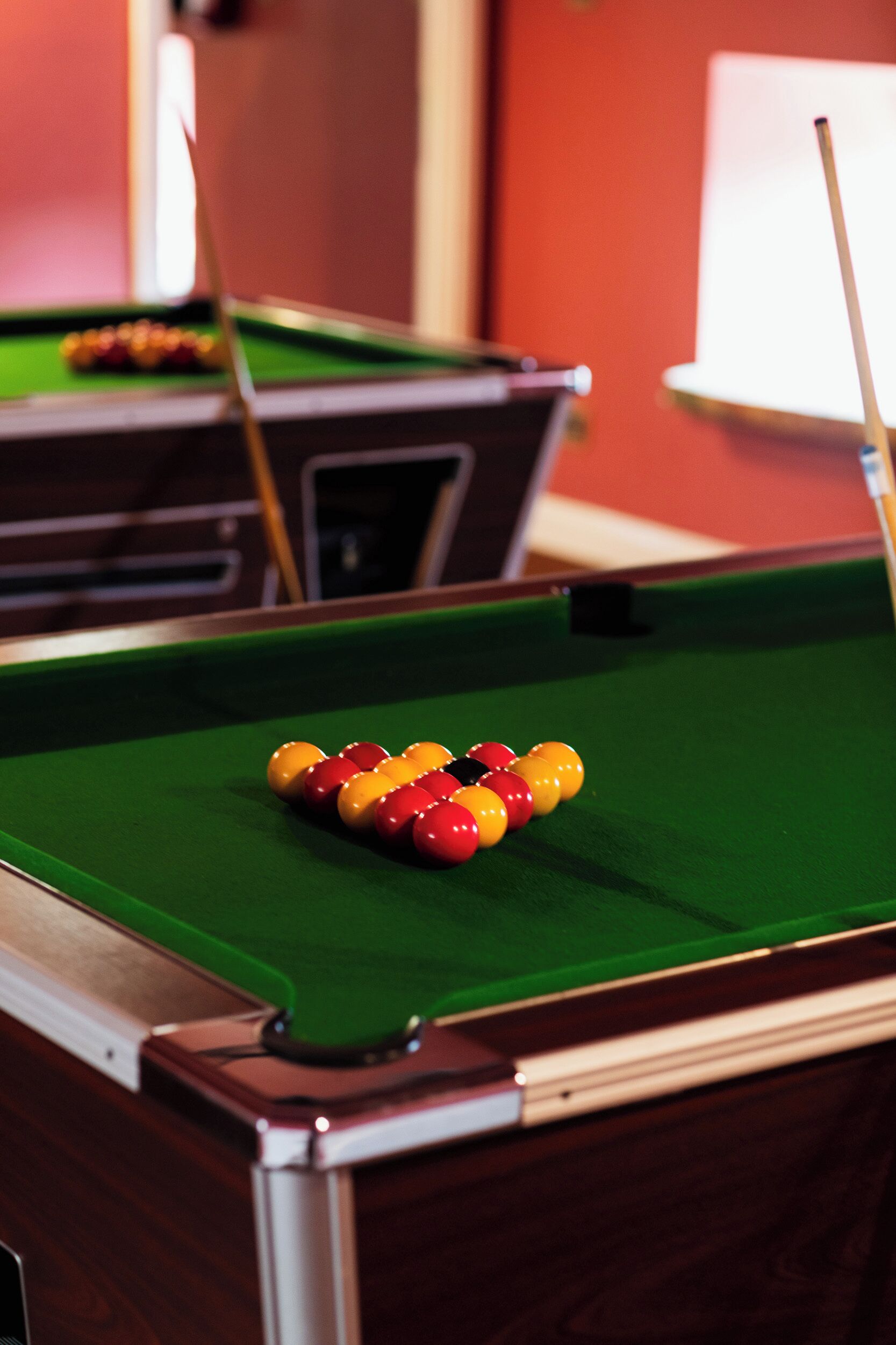 Une table de billard avec les billes disposées en forme de triangle.