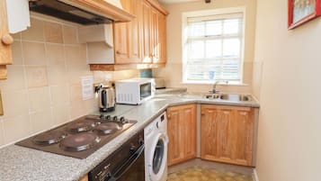 Casa de campo | Cocina privada | Refrigerador, tetera eléctrica, tostadora y utensilios de cocina