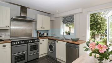 Cottage | Private kitchen | Fridge, dishwasher, electric kettle, toaster