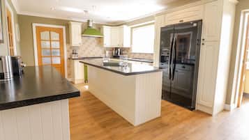 Cottage | Private kitchen | Fridge, dishwasher, electric kettle, toaster