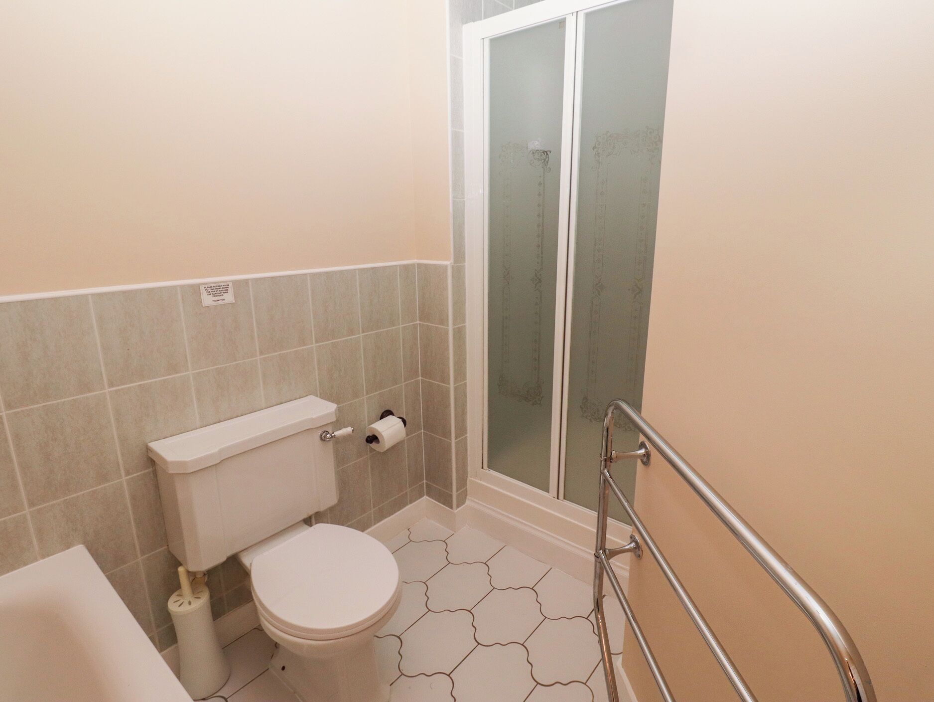 Une salle de bain équipée de toilettes, d’un bidet et d’un espace douche.