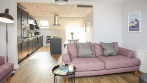 Eine moderne Wohnung mit Küche, Essbereich und Wohnzimmer.