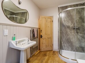 Cottage | Bathroom | Shower, hair dryer