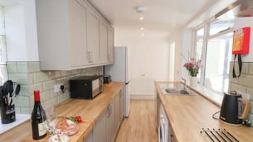 Cottage | Private kitchen | Fridge, dishwasher, electric kettle, toaster