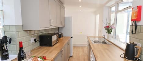 Cottage | Cuisine privée | Réfrigérateur, lave-vaisselle, bouilloire électrique, grille-pain