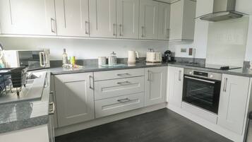 Cottage | Private kitchen | Fridge, dishwasher, electric kettle, toaster