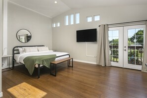 6 bedrooms, travel crib, free WiFi, bed sheets - Locust Estates Luxury Home – Downtown Windsor (Windsor)