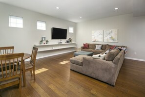 Smart TV, video games, foosball, table tennis - Locust Estates Luxury Home – Downtown Windsor (Windsor)