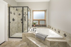 Combined shower/bathtub, jetted bath, hair dryer, towels - Locust Estates Luxury Home – Downtown Windsor (Windsor)