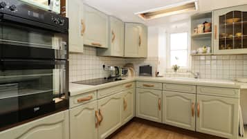 Cottage | Private kitchen | Fridge, dishwasher, electric kettle, toaster